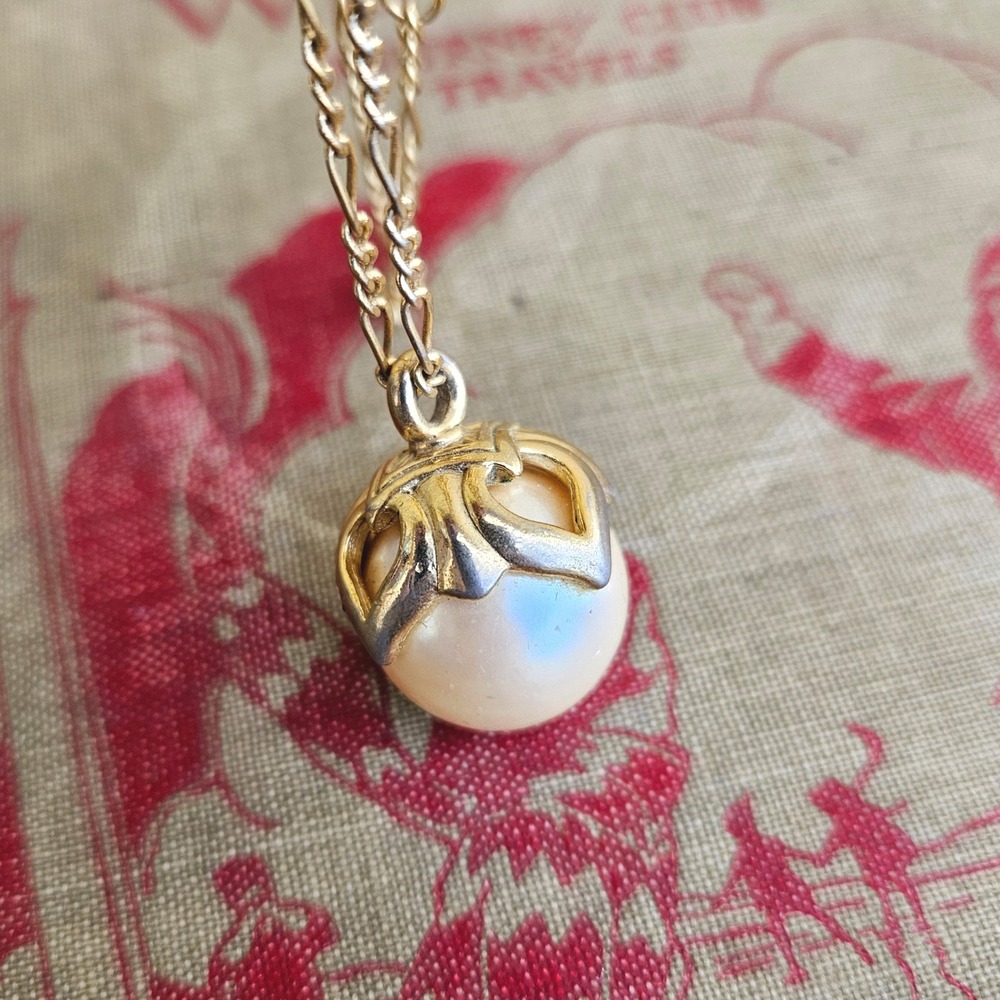 Vintage 90s Liz Claiborne Gold Tone Faux Pearl Pendant Necklace Cream Crown